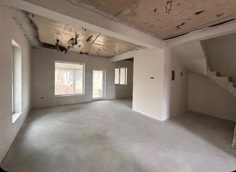 Duplex cu 5 camere cu Canalizare în Ghiroda
