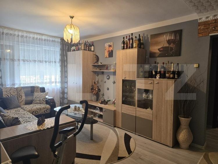 Apartament cu 3 camere semidecomandat, mobilat în Micro 14
