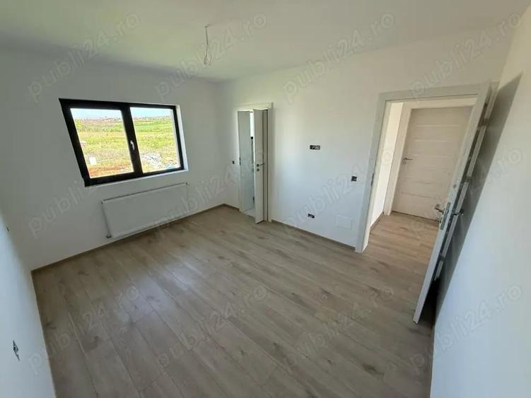 Casă cu 5 camere cu Teren 490 Mp în Păulești