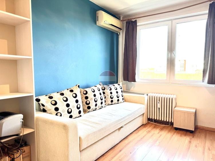 Apartament cu 3 camere semidecomandat, mobilat în Central