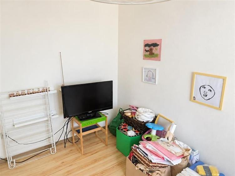 Apartament cu 3 camere semidecomandat, mobilat în Central