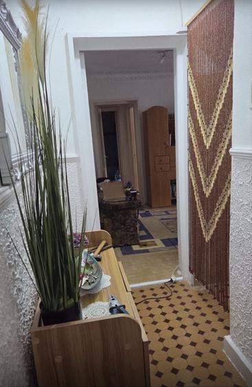 Apartament cu 3 camere semidecomandat în Fetești-Gară