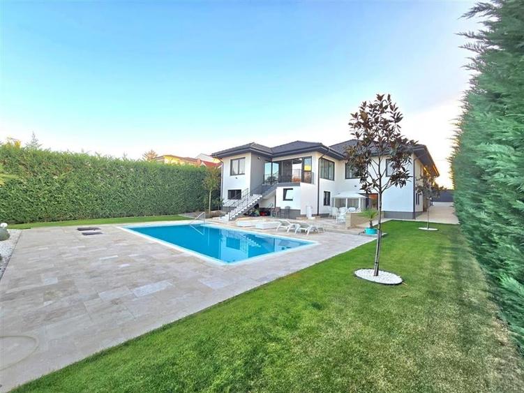 Casă individuală cu 7 camere cu Piscina în Oncea
