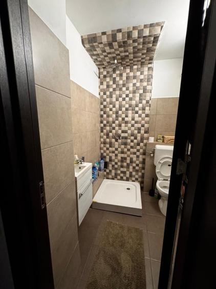 Apartament cu 3 camere semidecomandat, mobilat în Gorjului