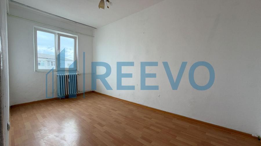 Apartament cu 3 camere semidecomandat în Milcov