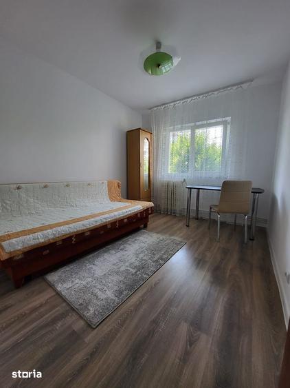 Apartament cu 3 camere decomandat în Nicolina