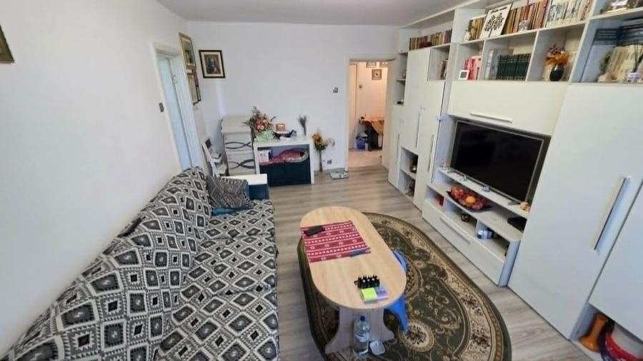 Apartament cu 3 camere semidecomandat în Podu Roș