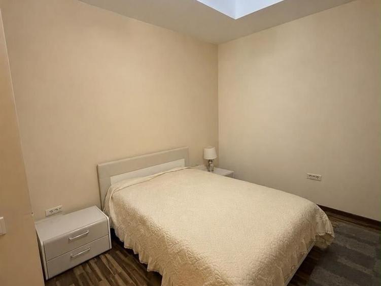 Apartament cu 4 camere semidecomandat, mobilat în 1 Mai