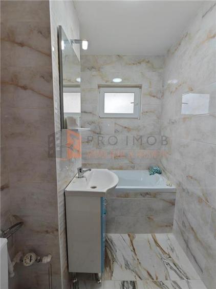 Apartament cu 3 camere semidecomandat, mobilat în Micro 3