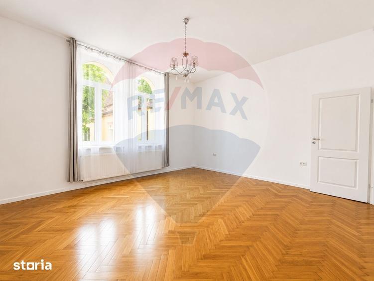 Apartament cu 4 camere în Centrul Istoric