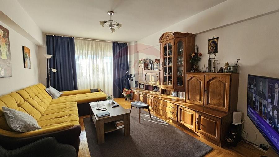 Apartament cu 3 camere decomandat de vânzare Burdujeni, Suceava - 1