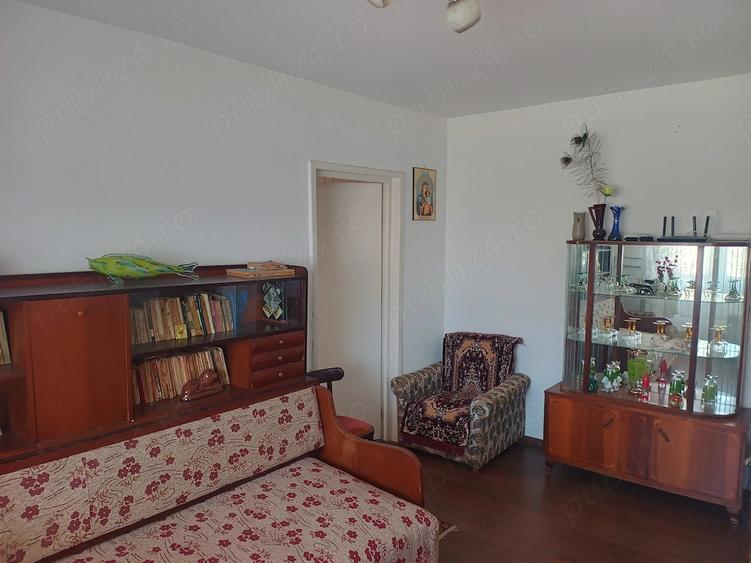 Apartament cu 3 camere semidecomandat în Central
