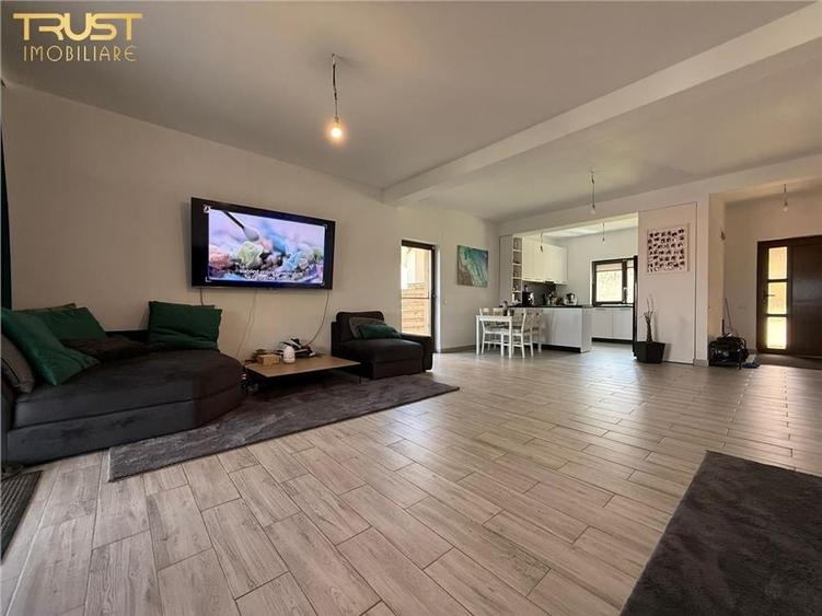 Casă cu 5 camere cu Teren 378 Mp în Dezmir