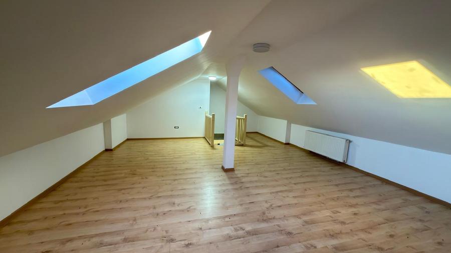 Apartament cu 3 camere semidecomandat în Dâmbovița