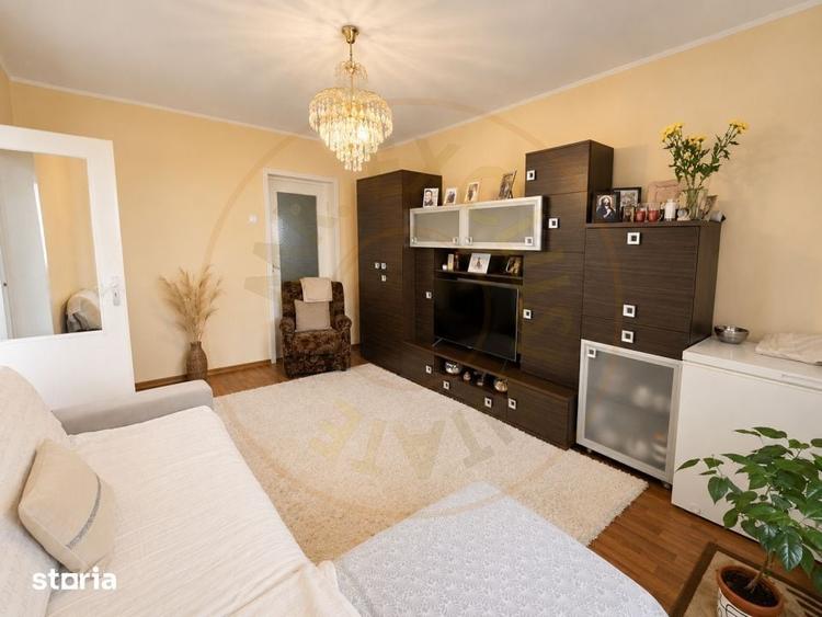 Apartament cu 3 camere semidecomandat, mobilat în Micro 15