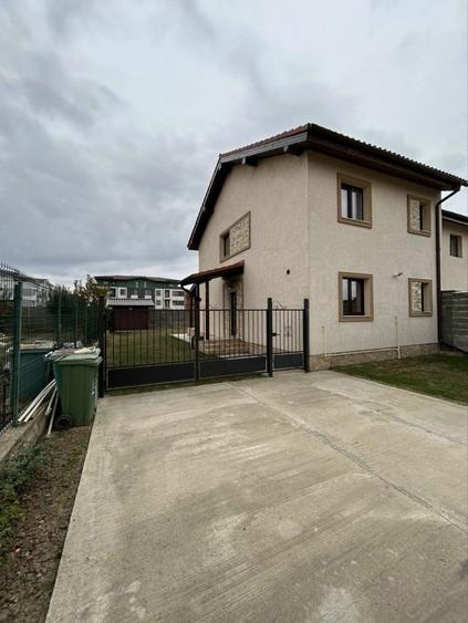 Casă cu 4 camere cu Teren 327 Mp în Giroc