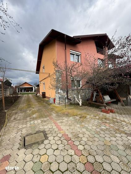 Casă cu 8 camere cu Teren 1300 Mp în Păulești
