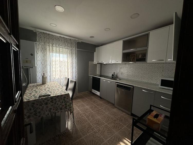 Apartament cu 4 camere decomandat în Calafat