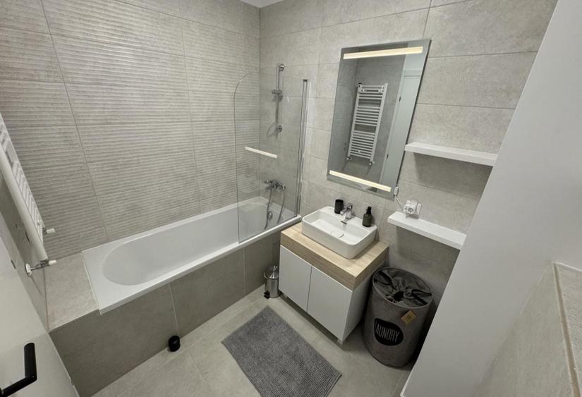 Apartament cu 2 camere semidecomandat, mobilat în 13 Septembrie