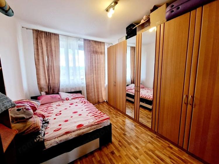 Apartament cu 3 camere decomandat în Periferie