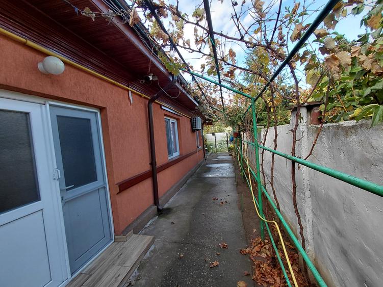 Casă individuală cu 6 camere cu Canalizare în Central