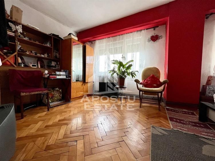 Apartament cu 4 camere decomandat, mobilat în Aradului