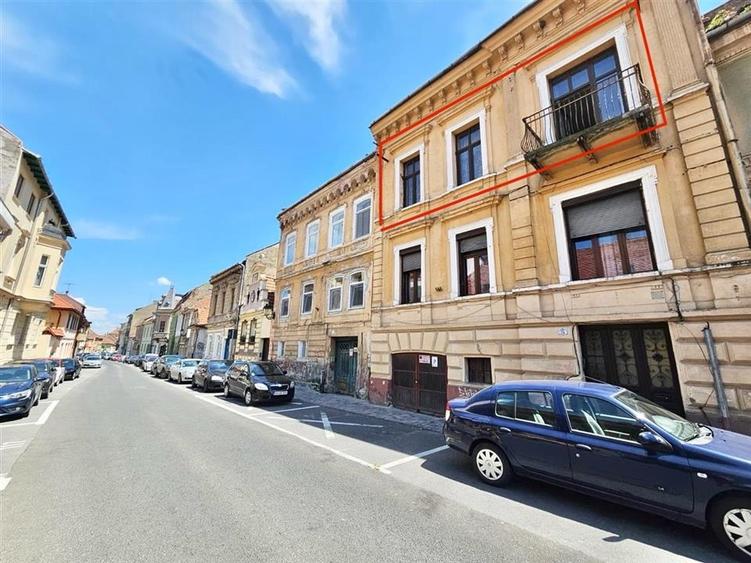 Apartament cu 6 camere decomandat în Centrul Istoric