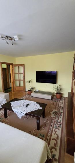 Apartament cu 3 camere decomandat, mobilat în Central