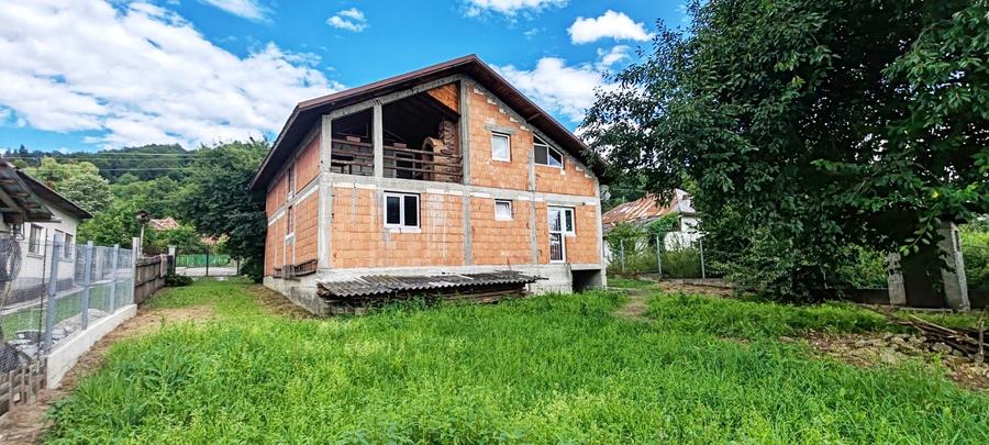 Casă individuală cu 4 camere cu Teren 2446 Mp în Manga