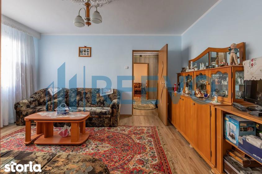 Apartament cu 3 camere semidecomandat, mobilat în Cornișa