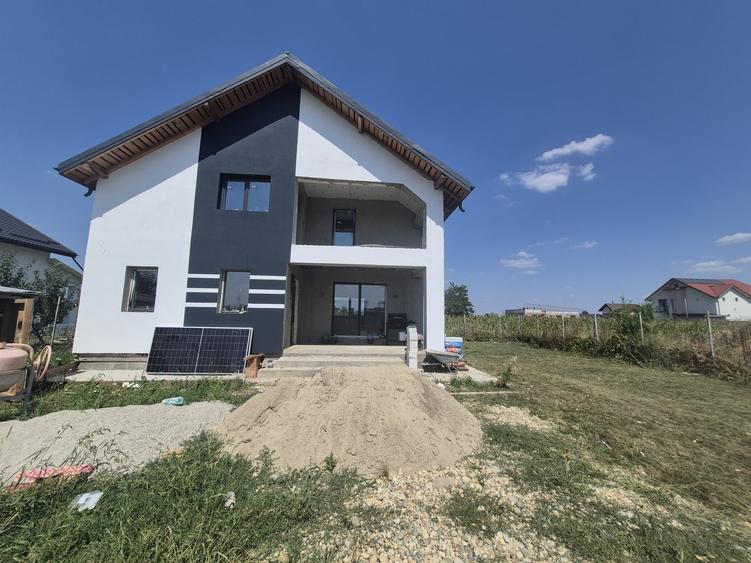 Casă individuală cu 4 camere cu Teren 500 Mp în Domnești
