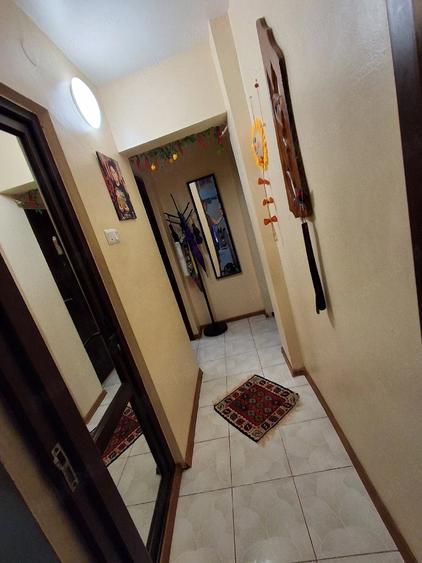 Apartament cu 3 camere semidecomandat în Obor