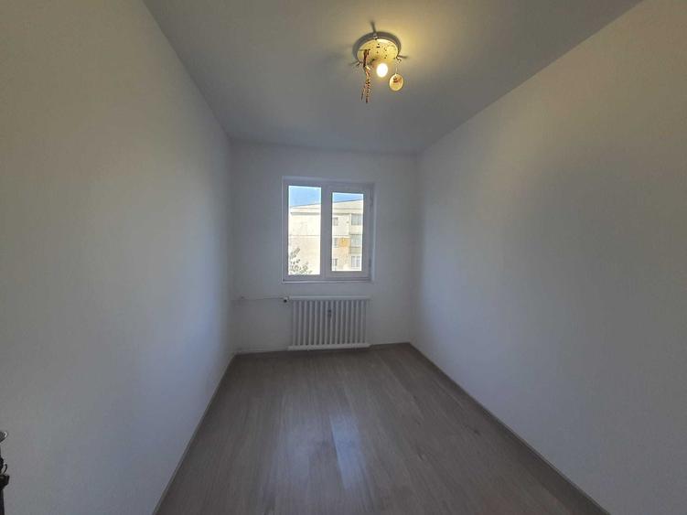 Apartament cu 3 camere semidecomandat în Tomis Nord