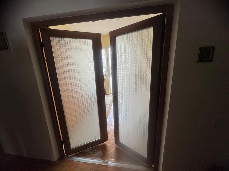 Apartament cu 3 camere semidecomandat, mobilat în Peninsula