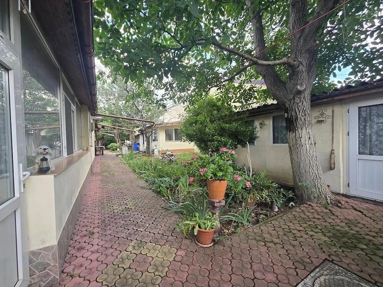 Casă cu 5 camere cu Teren 600 Mp în Andronache