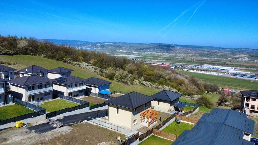Casă individuală cu 4 camere cu Canalizare în Dezmir