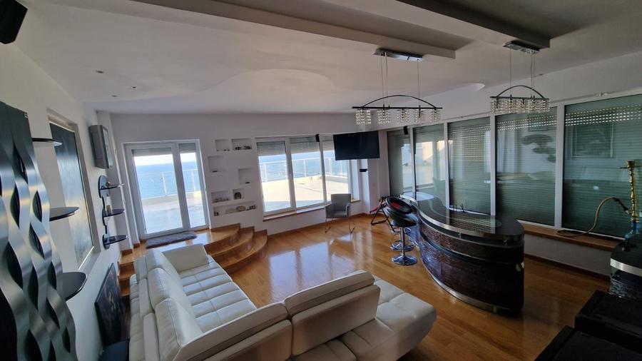 Apartament cu 5 camere decomandat în Faleza Nord