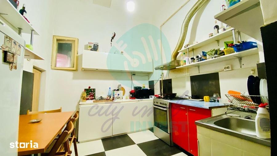 Casă cu 10 camere cu Teren 250 Mp în Timpuri Noi