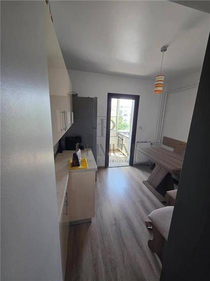 Apartament cu 3 camere decomandat în Girocului
