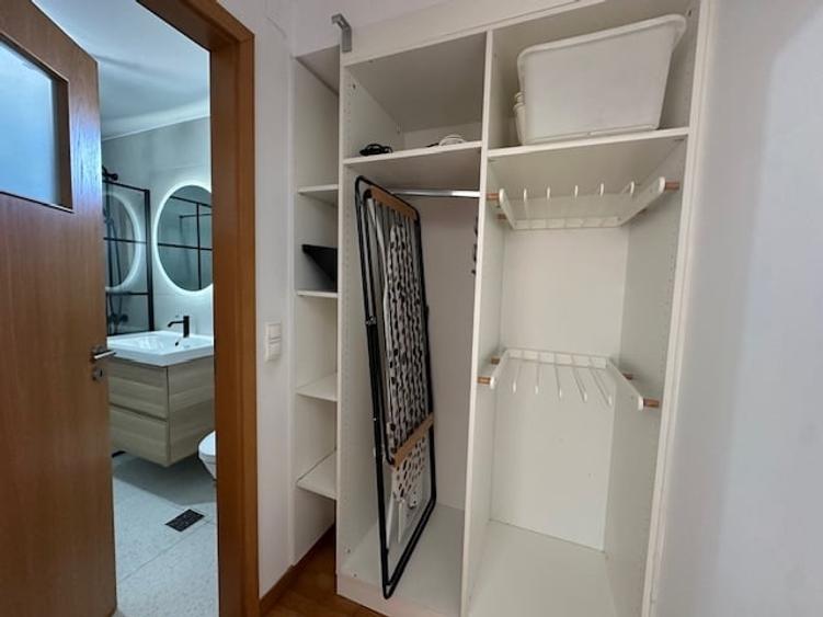 Apartament cu 3 camere semidecomandat în Sisești
