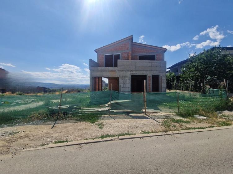 Casă individuală cu 4 camere cu Canalizare în Iris
