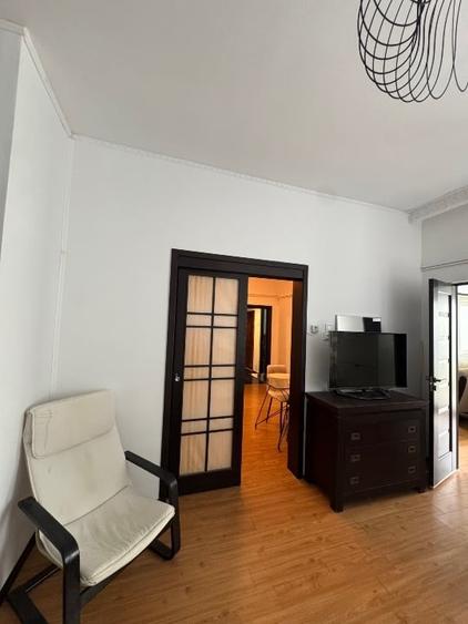 Apartament cu 3 camere semidecomandat, mobilat în Decebal