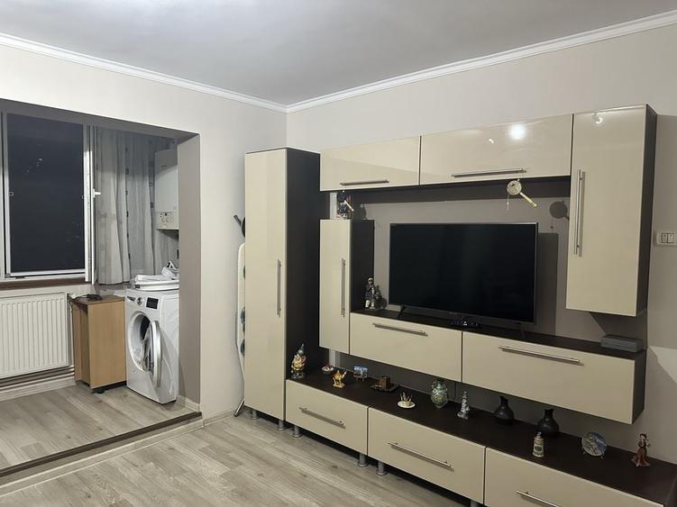 Apartament cu 3 camere decomandat în Exterior Vest