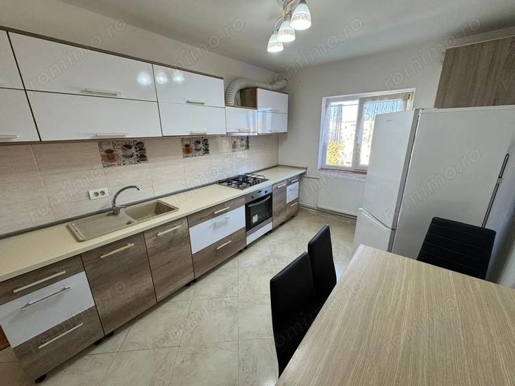 Apartament cu 3 camere decomandat în Girocului