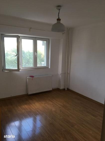 Apartament cu 3 camere în Tei