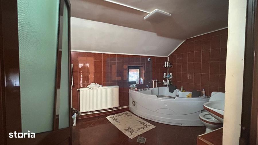 Casă cu 8 camere cu Teren 5000 Mp în Bengești