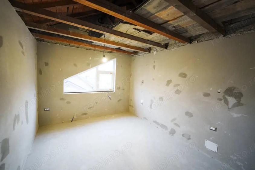Casă cu 8 camere cu Teren 265 Mp în Romanești
