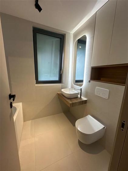 Apartament cu 4 camere semidecomandat, mobilat în Iancu Nicolae