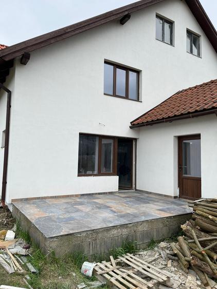 Duplex cu 5 camere cu Canalizare în Livezeni