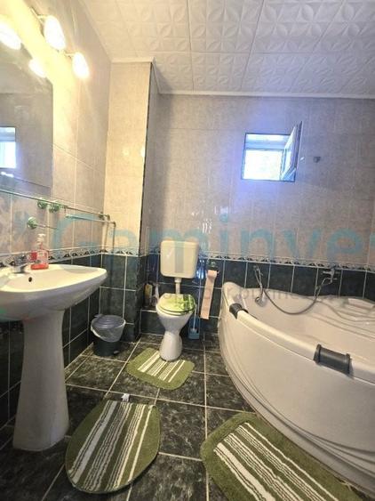 Casă individuală cu 8 camere cu Canalizare în Sânmartin